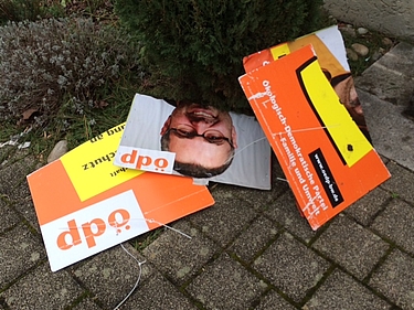 von Unbekannten mit Messern zerstörte ÖDP-Wahlplakate